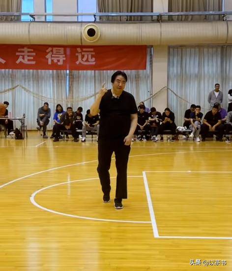孙凤武现状:胖了很多,曾为前途娶恩师女儿,退休后专注篮球教学