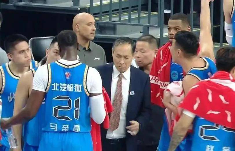 北京首钢队买断麦基,NBA冠军中锋辅佐周琦,冠军志在必得